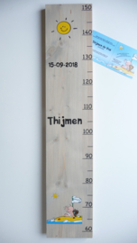 Groeimeter  steigerhout kinderkamer van geboortekaartje Thijmen