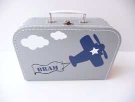 Koffertje met naam vliegtuig en wolken