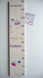 persoonlijk groeimeter  steigerhout babykamer van geboortekaartje Fenne