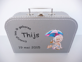 Koffertje met het geboortekaartje kraamkado Thijs