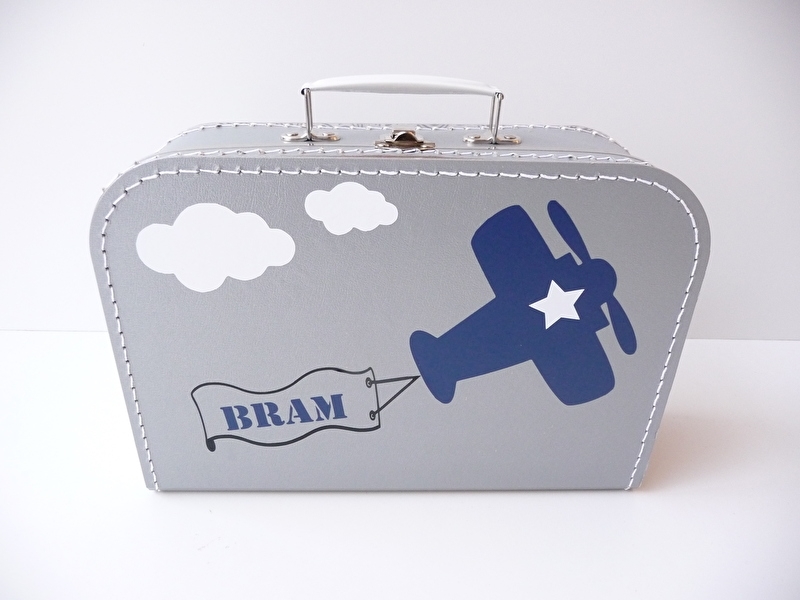 Koffertje met naam vliegtuig en wolken