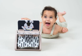 Black - And -  White - Spinning - Book - Contrasterend