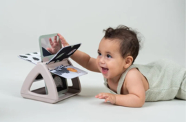 Black - And -  White - Spinning - Book - Contrasterend