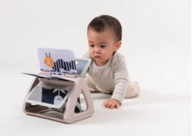 Black - And -  White - Spinning - Book - Contrasterend