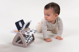 Black - And -  White - Spinning - Book - Contrasterend