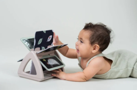 Black - And -  White - Spinning - Book - Contrasterend