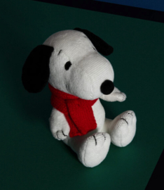 Snoopy - Sitting - With - Scarf - 17 cm