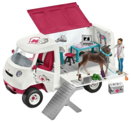 Schleich 42370 - Mobiele dierenarts met Hannover veulen