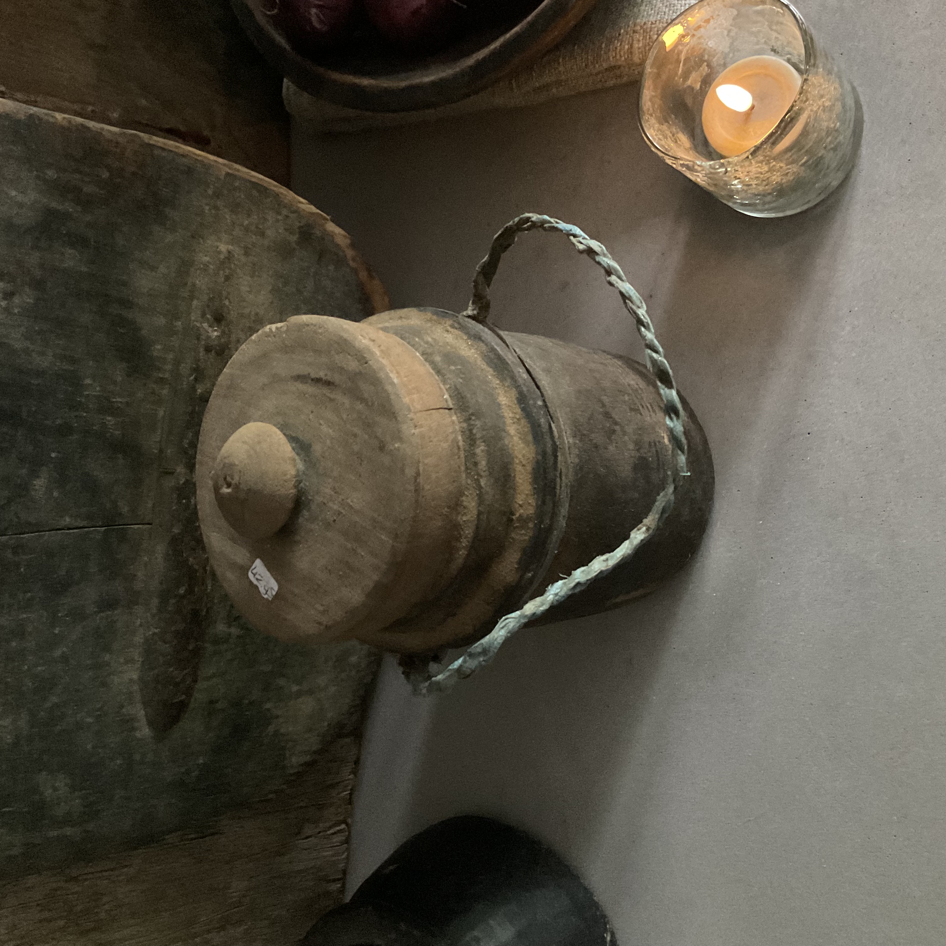 Houten kruikje met deksel, r 91