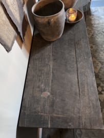 Sidetable van oud hout met deurtje
