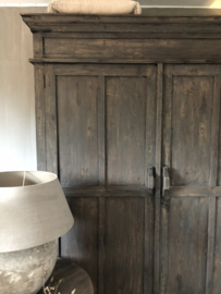 Grote 2- deurs kast met 2 lades •