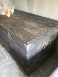Geweldige oude kist op wielen •