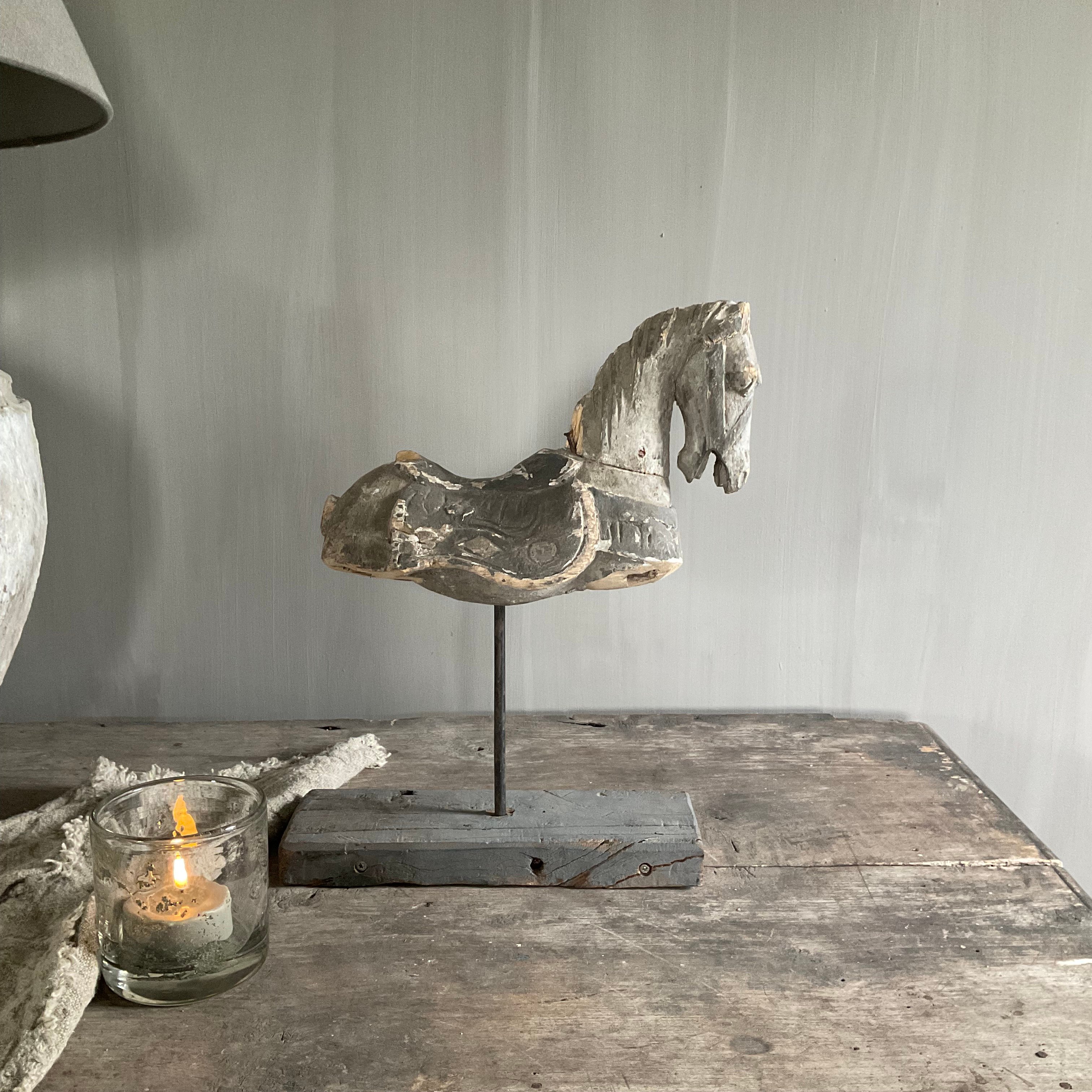 Uniek oud houten paard op staander
