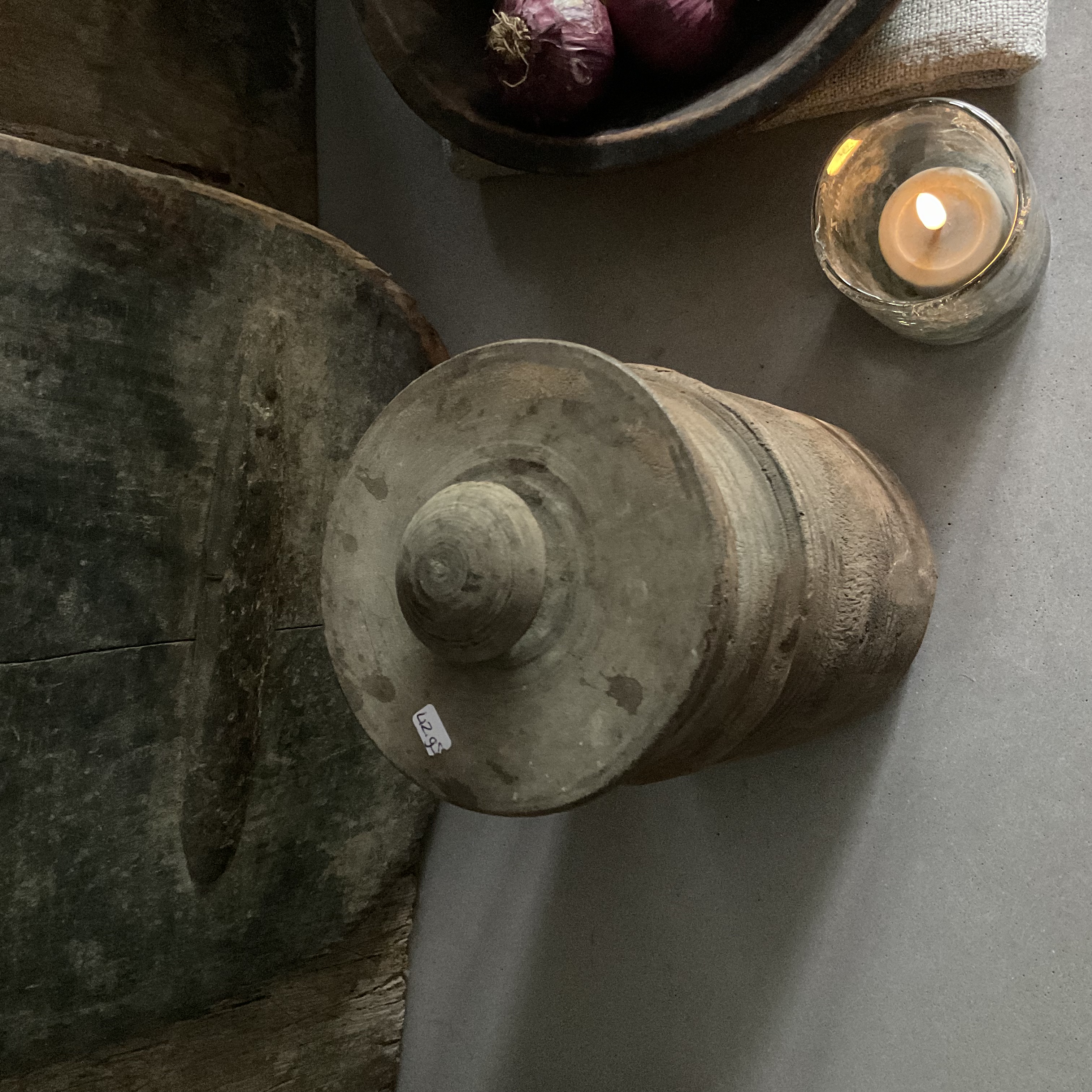 Houten kruikje met deksel, r88
