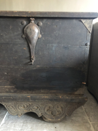 Geweldige oude kist op wielen •