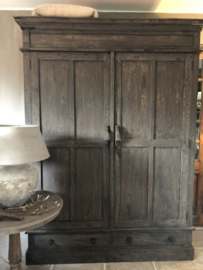 Grote 2- deurs kast met 2 lades •
