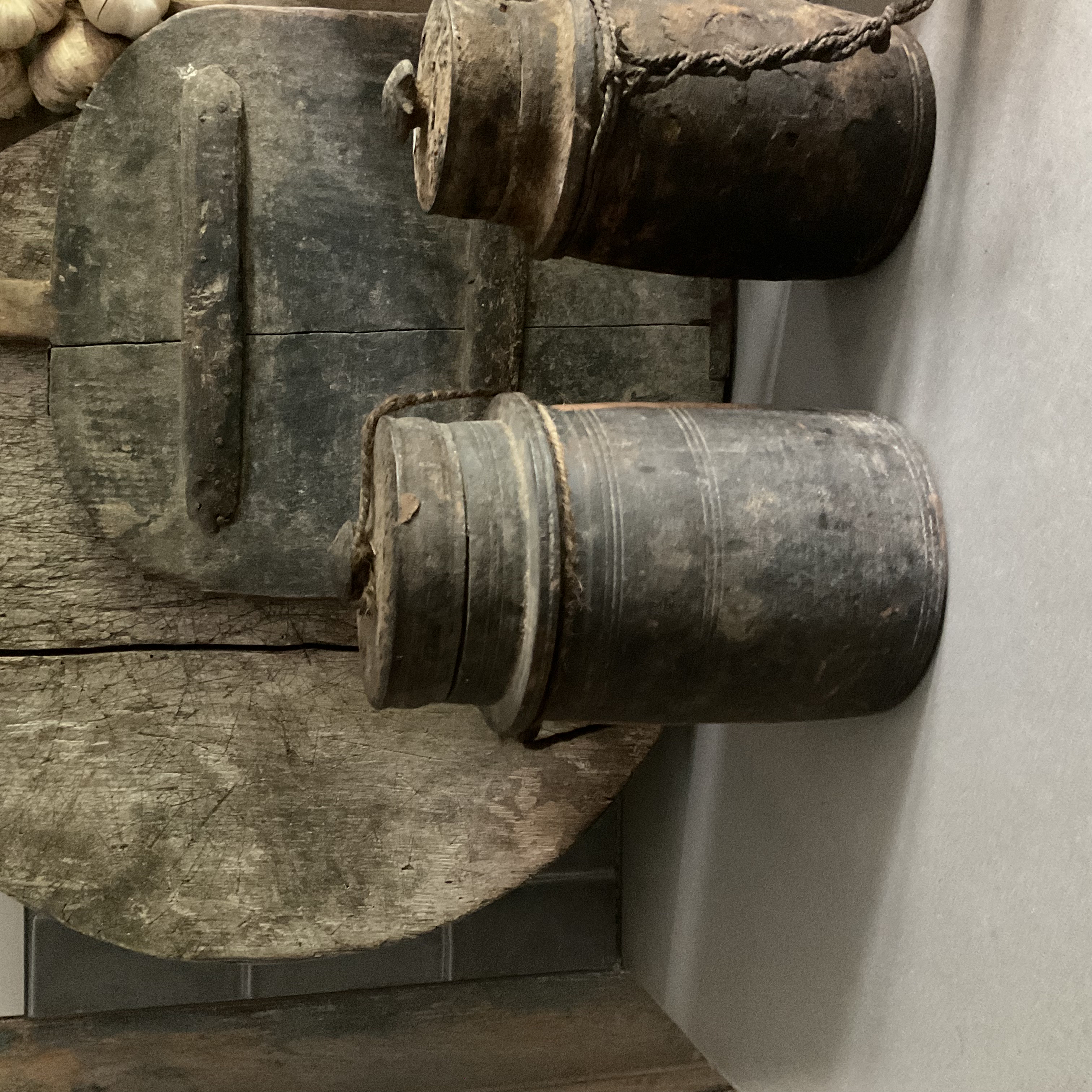 Houten kruikje met deksel, r78 (linker)