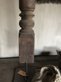 Kandelaar op ijzeren statief, nr 4 •