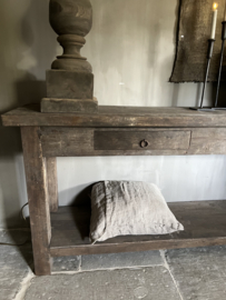 Sidetable van oud hout met onderblad en 2 lades