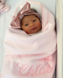 leerling Stoffig Ik was verrast Luxe-deken met geborduurde naam - binnenzijde fleece (wit/roze/blauw/grijs)  | Shop | Baby Follie