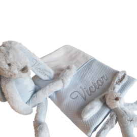 Luxe-deken met geborduurde naam - binnenzijde fleece (wit/roze/blauw/grijs)
