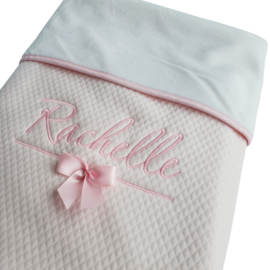 Luxe-deken met geborduurde naam - binnenzijde fleece (wit/roze/blauw/grijs)