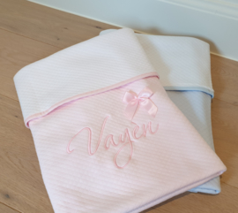 Luxe-deken met geborduurde naam - binnenzijde katoen (wit/roze/blauw)