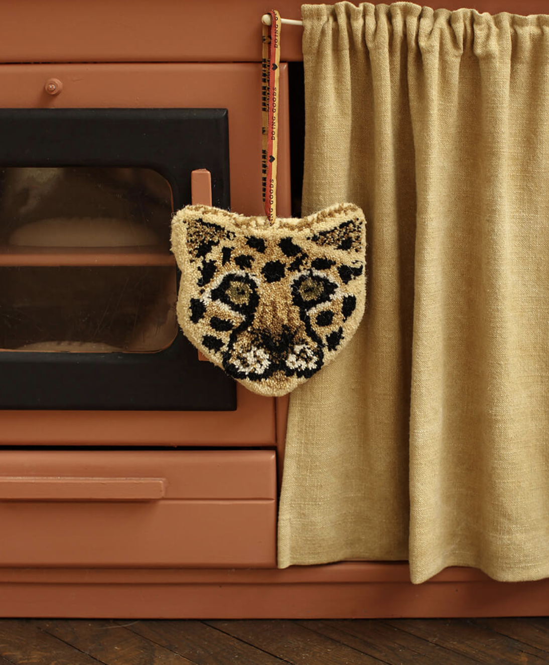 Loony Leopard Gift Hanger / Doing Goods