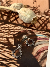 Bali Half Hoop Oorstekers - Sterling Zilver