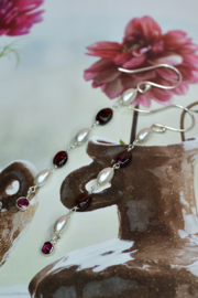 Granaat en Parel Chain Oorbellen - Silver Plated
