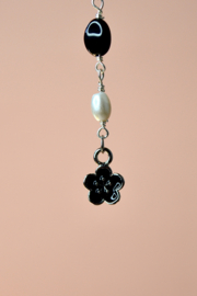 Blossom Onyx en Parel Oorstekers - Silver Plated