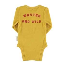 Piupiuchick | Terry baby longsleeve body geel met "Wanted & Wild" print