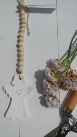 Aardewerk beschermengeltje aan naturel kralenketting