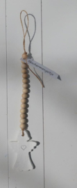Aardewerk beschermengeltje aan naturel kralenketting