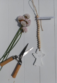 Aardewerk beschermengeltje aan naturel kralenketting