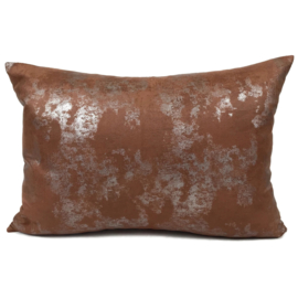 Leatherlook kussen in de kleur cognac met zilver ± 50x70cm