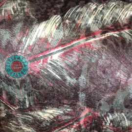 Cerise roze met antraciet kussen met mooie veren/bladeren print  ± 50x70cm