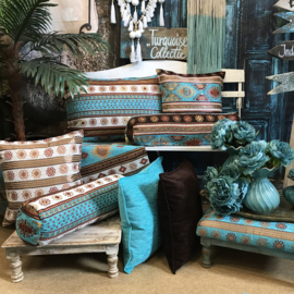 Het mixen en matchen van verschillende turquoise kussen - Boho stijl