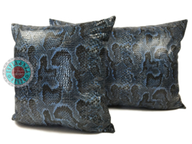 Slangenprint kussen python blauw met zwart ± 50x70cm