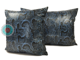 Slangenprint kussen python blauw met zwart ± 45x45cm