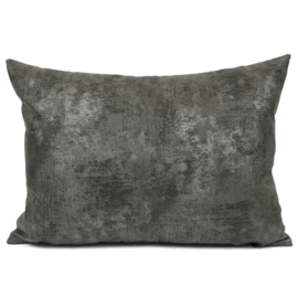 Leatherlook kussen in de kleur donker grijs met zilver ± 50x70cm