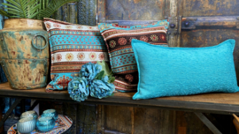 Het mixen en matchen van verschillende turquoise kussen - Boho stijl