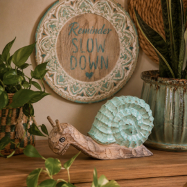 Houten slak - licht hout met mintgroen (turquoise groen) 25x15cm