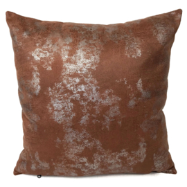 Leatherlook kussen in de kleur cognac met zilver ± 45x45cm