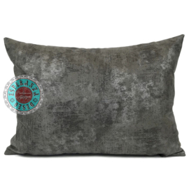 Leatherlook kussen in de kleur donker grijs met zilver ± 50x70cm