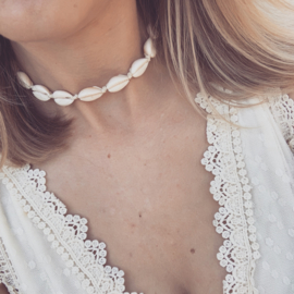 SHELL NECKLACE | BEIGE