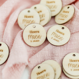 Gepersonaliseerd label • Hoera Naam .. jaar! • ø 40mm | Per 5 stuks