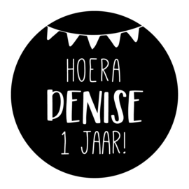 40mm rond gepersonaliseerde sticker • Hoera Naam 0 jaar!