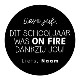 40mm rond gepersonaliseerde sticker • Lieve juf/meester, Dit schooljaar was on fire dankzij jou! Liefs, Naam