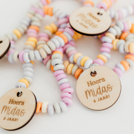 Gepersonaliseerd label • Hoera Naam .. jaar! • ø 40mm | Per 5 stuks